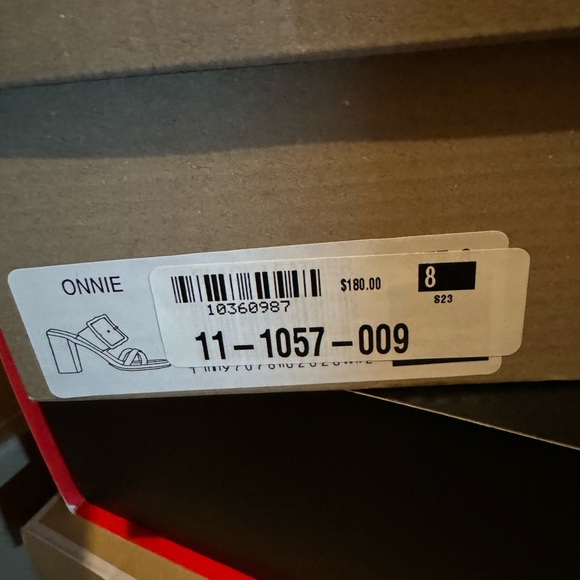 Dolce Vita Onnie Sandals - Picture 9 of 9